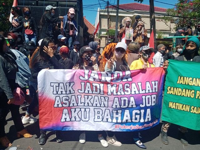 Ratusan Pekerja Seni Surabaya Unjuk Rasa