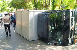 Mobil Box Terguling Timpa Juru Parkir dan Tukang Sapu