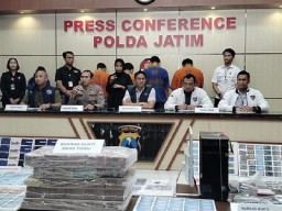 Polda Jatim Sita Uang Tunai Rp5 Miliar Hasil Ungkap Kasus Judol