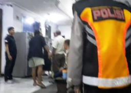 Anggota Polsek Karangpilang Saksikan Pengacara Dikeroyok