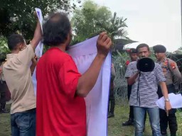 Sekelompok Preman Intimidasi Demonstran Mafia Bawang Putih