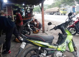 Jalan Berlubang di Pasuruan Berkah Tukang Tambal Ban
