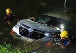 Lupa Tarik Hand Rem, Mobil Plat AE Terjun ke Sungai Medokan Sawah