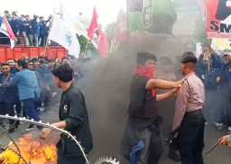 Mahasiswa Depan DPRD Jatim Bakar Keranda, Ditangkap Polisi