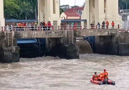 Mayat Lansia Tenggelam di Pintu Air Jagir Surabaya Ditemukan