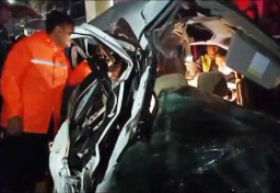 Mobil Tertabrak Kereta Commuter di Perlintasan Tambak Mayor