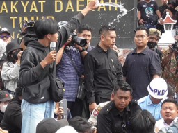 Anggota DPRD Jatim Disiram dan Dilempari Botol Minuman