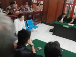 Ivan Sugiamto yang Paksa Siswa Menggonggong Dituntut 10 Bulan