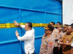 Eri Cahyadi Segel Gudang yang Tahan Ijazah Karyawan