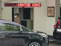 Kantor KONI Jatim Digeledah, KPK Bawa Keluar Dua Koper
