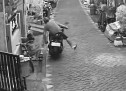 Aksi Jambret Sasar Anak-Anak Tertangkap CCTV
