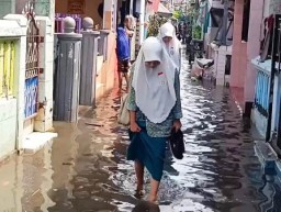 Aktivitas Warga Kalianak Timur Terganggu Akibat Banjir Rob