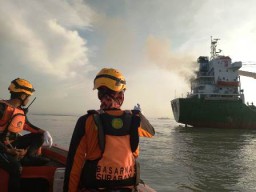 KM Dewi Bulan 89 Terbakar di Perairan Gresik