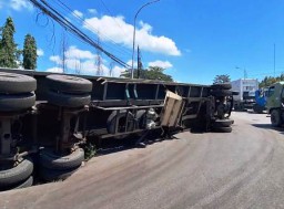 Truk Kontainer Bermuatan Obat Terguling di Jalan Kalianak