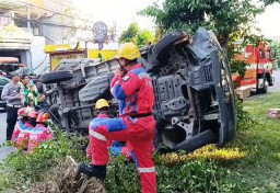 Mobil Box Muat Oli dan Sparepart Kendaraan Terguling