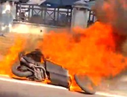 Motor Matic Hangus Terbakar di Jalan Kertajaya