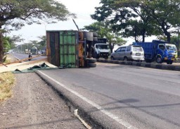 Truk Gandeng Muatan Jagung Terguling di Jalur Pantura