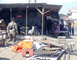 Satpol PP Bongkar Bangunan Liar di Jalan Martadinata Pasuruan