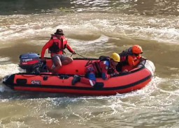 Takut Dikejar Satpol PP, Pengamen Hilang Usai Lompat ke Kali Jagir