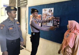 Anggota Polres Pasuruan Kota Pasang Pamflet Friday Nigh Run