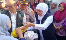 Ratusan Warga Berdesakan Demi Beras Gratis dari Gubernur Khofifah