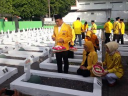 Anggota Partai Golkar Pasuruan Tabur Bunga di TMP Bangil
