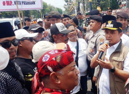 Pendemo Protes Rekanan Luar Kota Pasuruan Bisa Menang Lelang