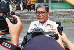 Bongkar 14 Kontainer Bawang Bombay Ilegal di Tanjung Perak