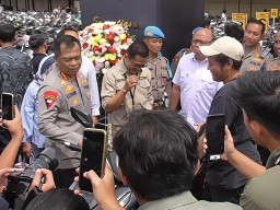Warga Serbu Bazar Barang Bukti Curnamor di Polrestabes Surabaya