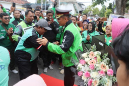 AKBP Davis Busin Siswara Tinggalkan Polres Pasuruan Kota Gunakan Jaket Ojol 