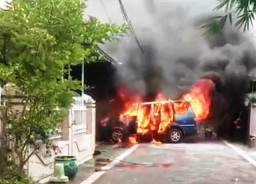 Mobil Kijang Tiba-tiba Terbakar Dalam Garasi Rumah Warga