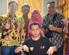 Anggota DPRD Serahkan Kursi Roda kepada Warga Disabilitas di Porong