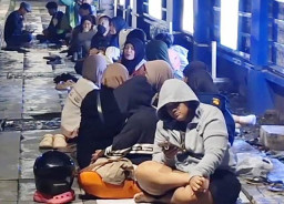 Demi Tiket Mudik Gratis Lebaran 2026, Warga Rela Menginap di Trotoar Kantor Dishub Jatim