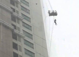 Pekerja Tewas Akibat Gondola Jatuh dari Apartemen di Surabaya