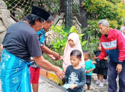 Ratusan Anak Rungkut Berbaris Panjang Antre Uang Lebaran