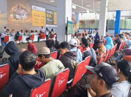Ribuan Warga Serbu Kantor Dishub Jatim Berburu Tiket Mudik Gratis