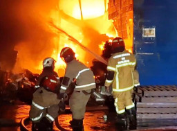 Tiga Gudang Isolasi Plastik di Margomulyo Surabaya Kebakaran