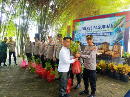 Polres Pasuruan, Anggota DPRD dan Pegiat Lingkungan Tebar 6.000 Benih Ikan dan Bagikan Bibit Pohon