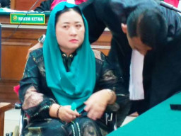 Catut Gubernur Khofifah, Jaksa Dapati Terdakwa Sri Setyo Pertiwi Pergi Luar Kota Tanpa Kursi Roda