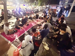 Ngopi, Relawan dan Petugas Duduk Bersama untuk Keselamatan Warga
