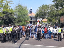 Puluhan Aktivis Unjuk Rasa di DPRD Pasuruan
