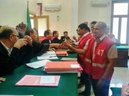 Anis Roga dkk Terlihat Gembira Dihukum 4,5 Bulan