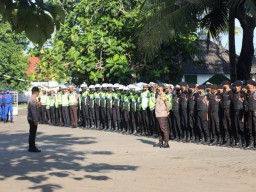 Ratusan Personel Polda Banten Siaga di Pantai Anyer