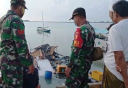 Babinsa Sumenep Evakuasi Korban Ledakan Kapal