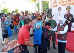 Polda Jatim Berbagi Bersama Gubernur dan Pangdam
