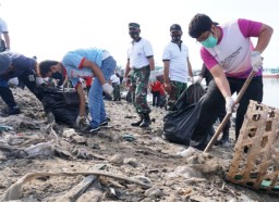 PT Pelindo III Bersihkan Sampah Kiriman di Benoa