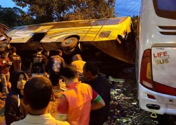 Bus Pariwisata Tabrak Rumah Warga dan Musala