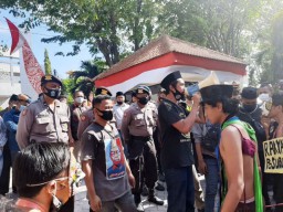 Demo Proyek Masker di Pasuruan Berujung Ricuh