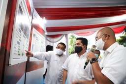 Menteri BUMN Periksa Laboratorium RS PHC