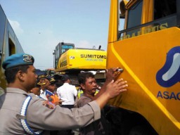 Petugas Gabungan Tilang Truk Angkut Excavator